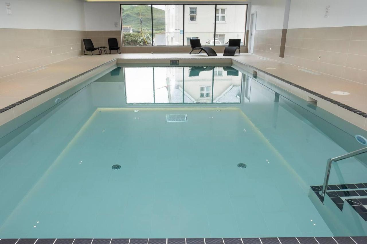 4br-8guests-balcony-beachview-pool-pets